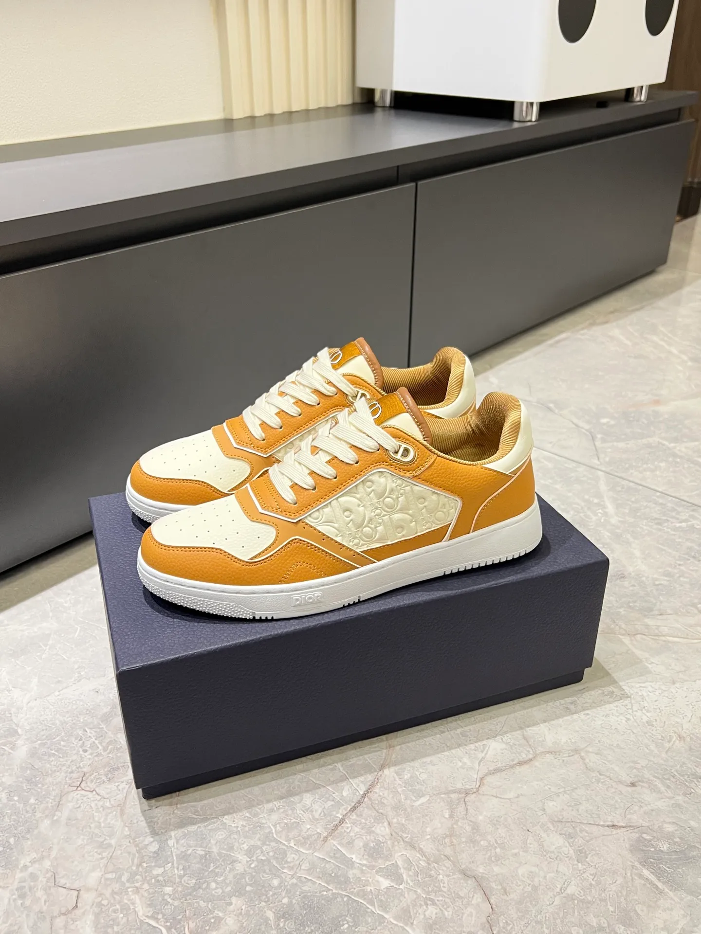 Men's shoes 💰p400 "Dio*" mid-top B27 casual sneakers. This B27 high-top sneaker is a new product in the series and continues Di*r's classic style. Crafted from gray and white smooth calf leather with beige and black Oblique print panels on the sides. The "CD Icon" shaped shoelace eyelets are clever and delicate, and the two-color rubber sole, rear collar and heel are all equipped with the brand's iconic details to enhance the style. Oblique printed straps at the ankle allow for an adjustable fit to complement the overall design. Fashionable and versatile, it can complement any look. Create an exquisite design with unique dynamic vitality and modern atmosphere, presented in low-top and high-top styles. This new must-have shoe adds a new dimension to Dior's archive heritage, embodying modern elegance. Purchase the original version and make it 1:1. If you need top quality, please come to me! Male 38-44!